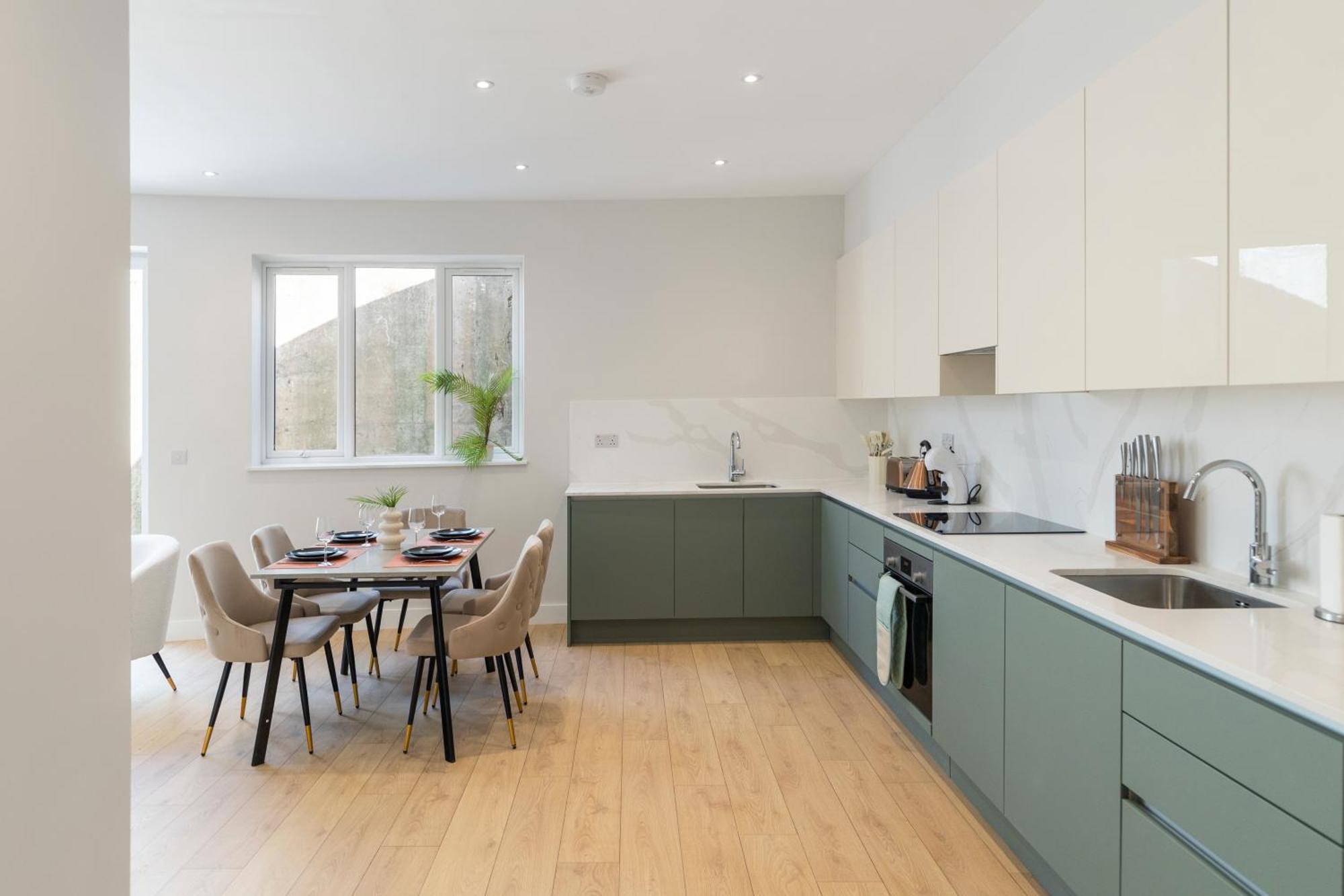 Luxurious 2br Sleeps 6 Hotel-style Comfort The Oak Apartment